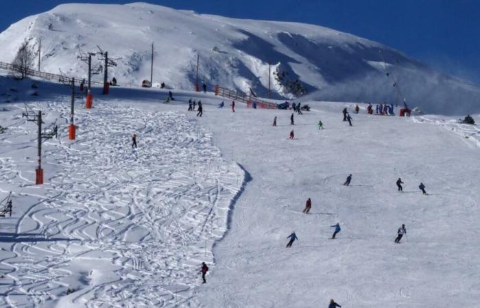 Ein Skifahrer schlägt ein kleines Mädchen heftig an und flüchtet, das Kind wird schwer verletzt