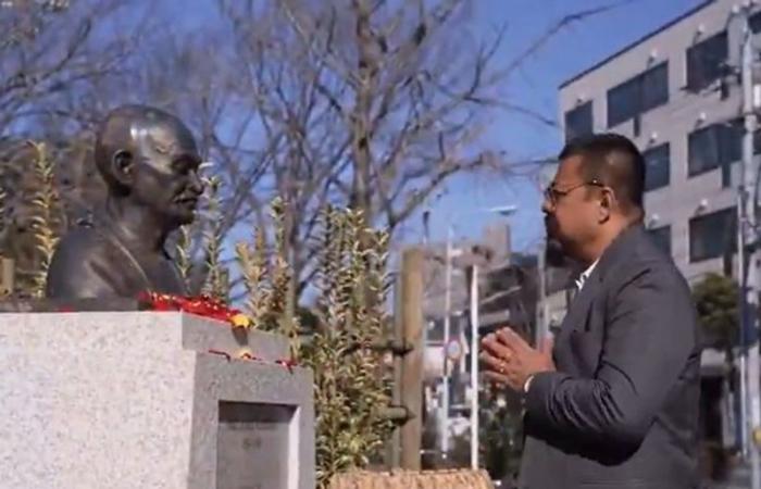 Assam CM Himanta Biswa Sarma huldigt der Gandhi-Statue in Tokio