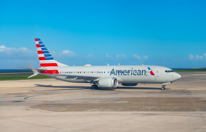 American Airlines Boeing 737 MAX 8 platzt beide Reifen bei der Landung am Kingston Argyle International Airport