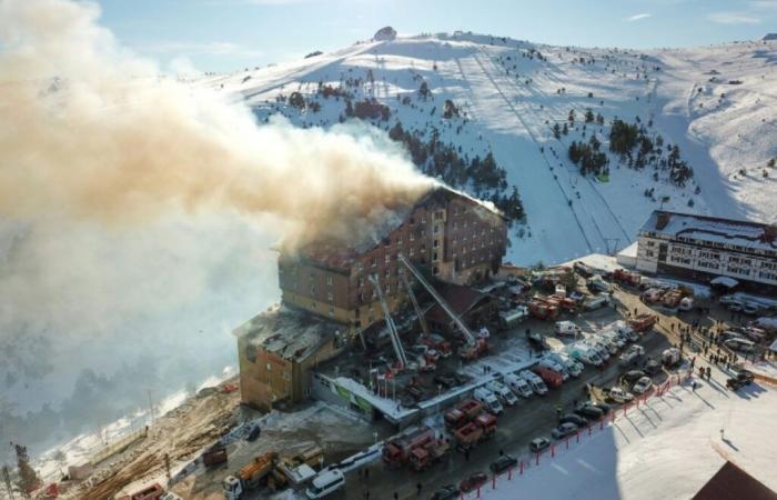 Wut und Trauer nach dem Tod von 76 Urlaubern in einem hochgelegenen Hotel – 21.01.2025 um 20:43 Uhr