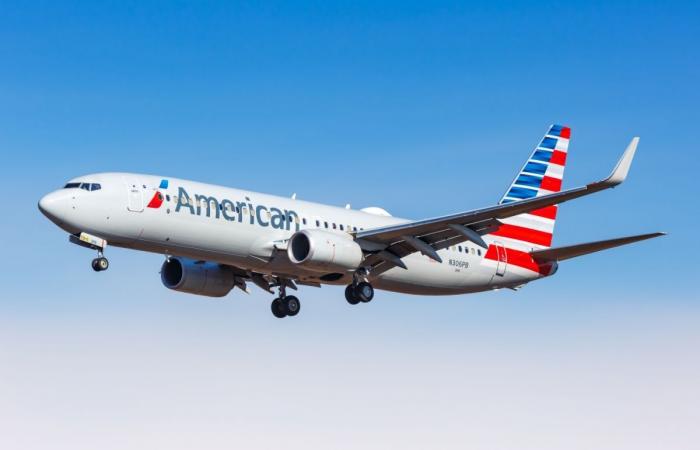 American Airlines Boeing 737 MAX 8 platzt beide Reifen bei der Landung am Kingston Argyle International Airport