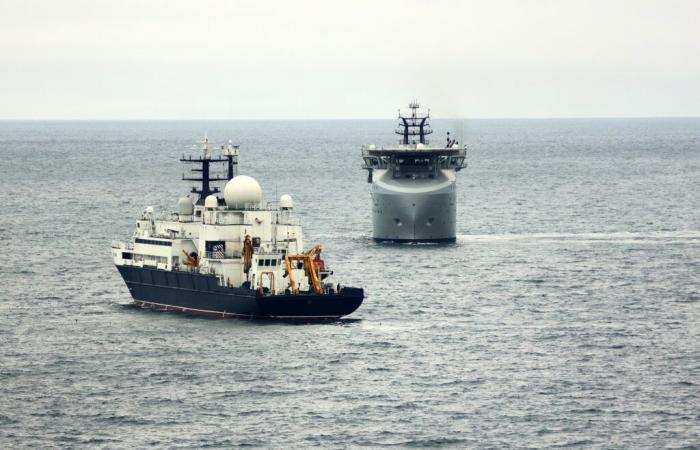 Die Royal Navy markiert die Yantar, während sie den Ärmelkanal hinaufsegelt