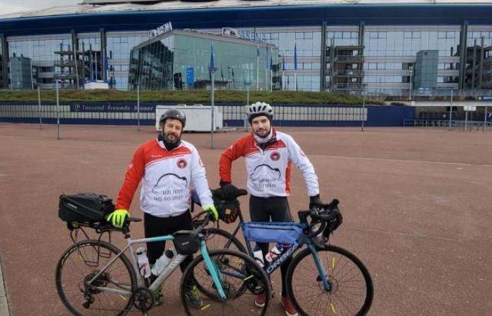 Zwei Unterstützer kamen mit dem Fahrrad nach Deutschland, um Brest zu ermutigen und einen Verein zu unterstützen