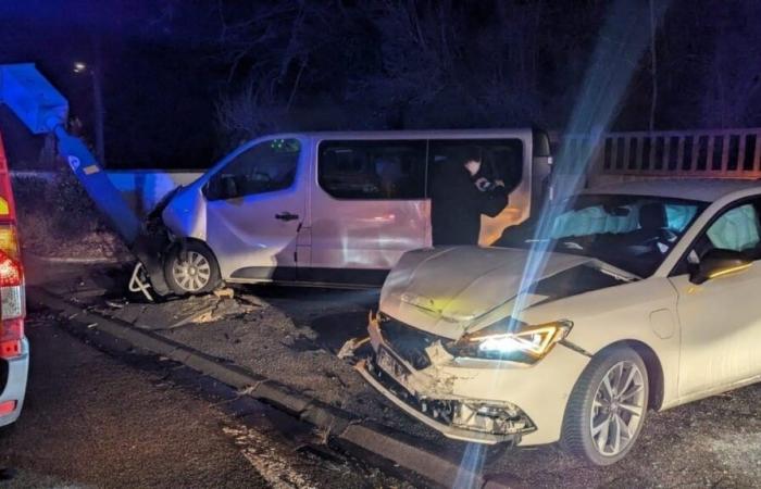 Von einem Auto angefahren, landet der Kleinbus im Radar