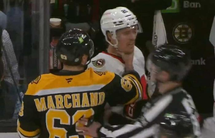 Brad Marchand nimmt einen Gegner in seine Kehle