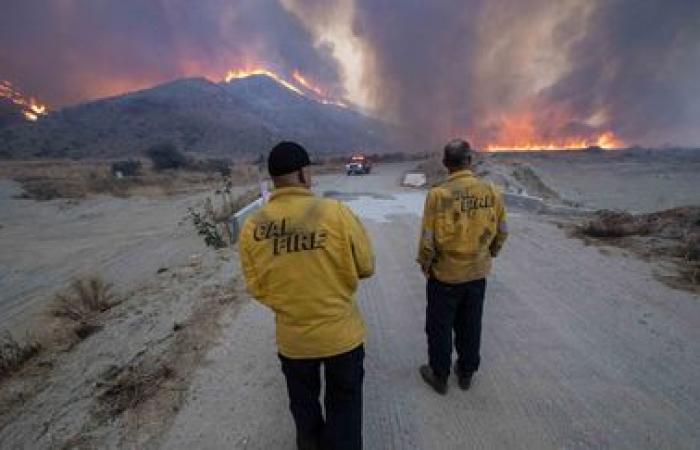 Feuerwehrleute machen Fortschritte bei der Bekämpfung eines neuen Feuers in der Nähe von Los Angeles