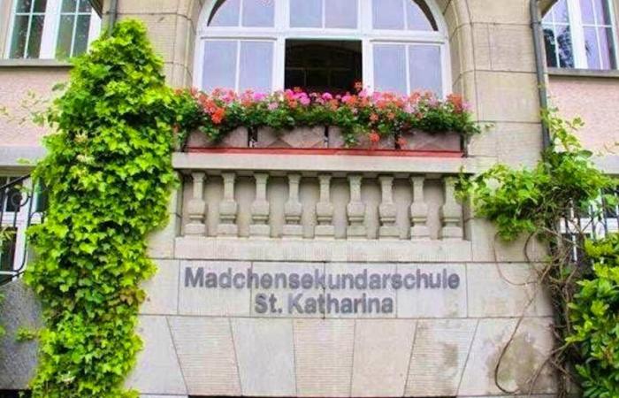 Eine katholische Schule, die Mädchen vorbehalten ist, die von der TF als illegal eingestuft werden