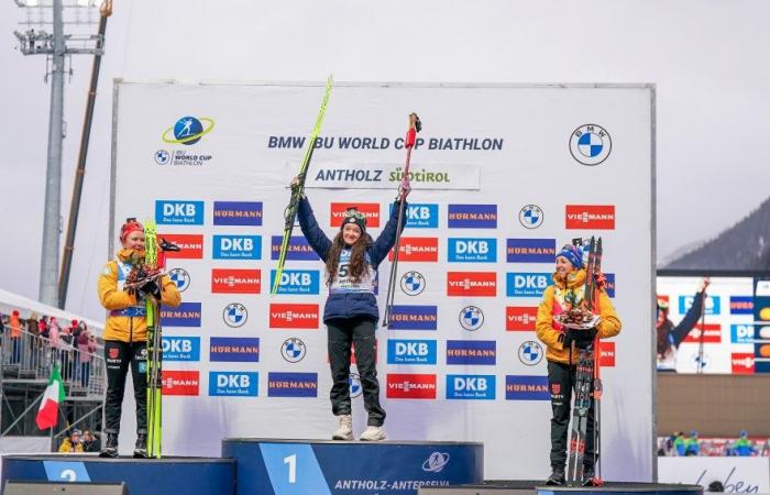 Biathlon | „Ich habe mich darauf konzentriert, dass ich einen guten Schuss machen wollte“: Wie Lou Jeanmonnot in Antholz den zweiten Sprint seiner Karriere gewann | Nordic Mag | Nr. 1 Biathlon