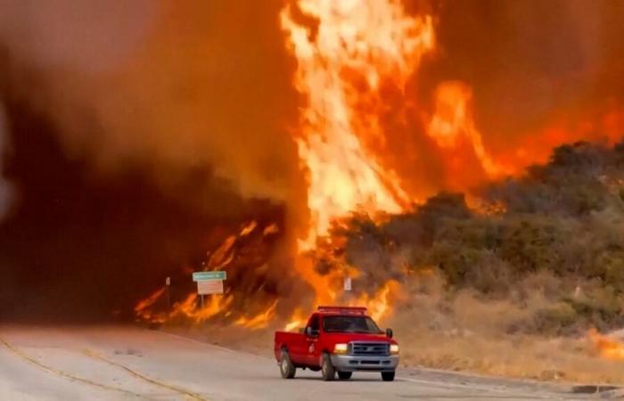 Video. Ein sich schnell ausbreitender Waldbrand bedroht Häuser nördlich von Los Angeles