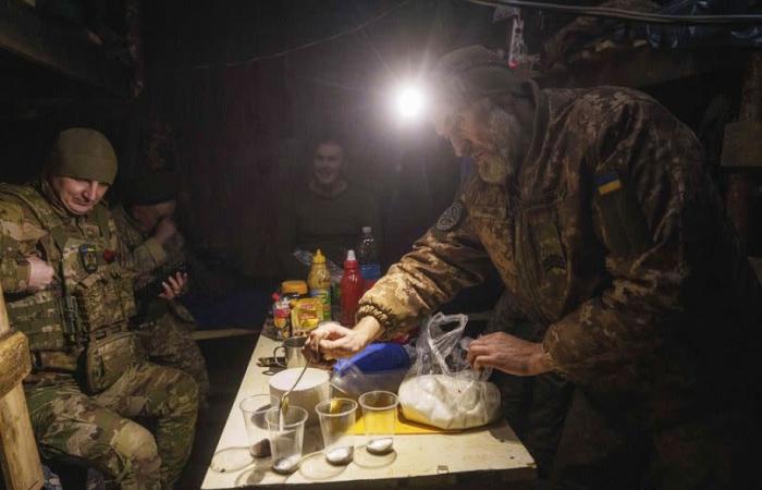 Ukrainische Soldaten an der Front von Donezk fordern mehr Waffen, während Russland seine Angriffe fortsetzt