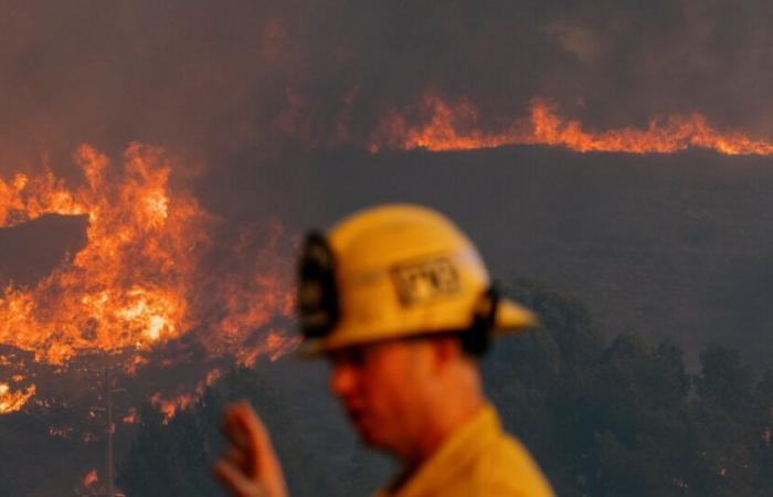 Zehntausende müssen evakuiert werden, da nördlich von LA ein neues Feuer wütet