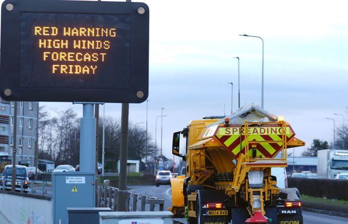 ‘Bomb’ Cyclone nähert sich Irland und Teilen Großbritanniens, während Schulen und öffentliche Verkehrsmittel geschlossen werden