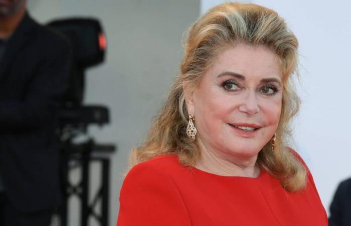 Mit 81 Jahren trägt Catherine Deneuve ihr weißes Haar mit beispielloser Klasse