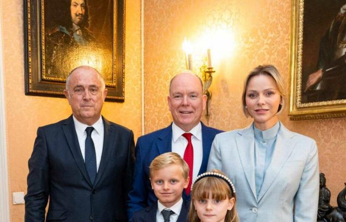 Fürst Albert II. empfängt die Witwe von Didier Guillaume für eine posthume Hommage an seinen Staatsminister