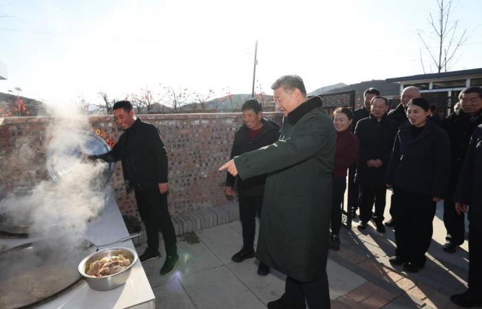 Xi Jinping nimmt sich die Zeit, mit den Mitgliedern einer Familie in einem Dorf zu plaudern, das während des Frühlingsfestes von Überschwemmungen betroffen ist (Bericht) – Xinhua