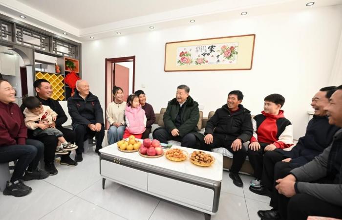 Xi Jinping nimmt sich vor dem Frühlingsfest Zeit für ein Gespräch mit Familienmitgliedern in einem von Überschwemmungen betroffenen Dorf (BERICHT) – Xinhua