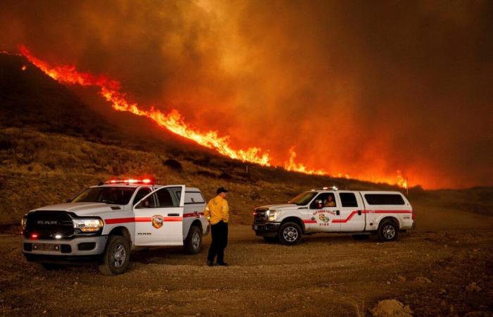 Neues Feuer breitet sich schnell nördlich von Los Angeles aus, angefacht durch „Winde“, „niedrige Luftfeuchtigkeit“ und trockenes „Gebüsch“