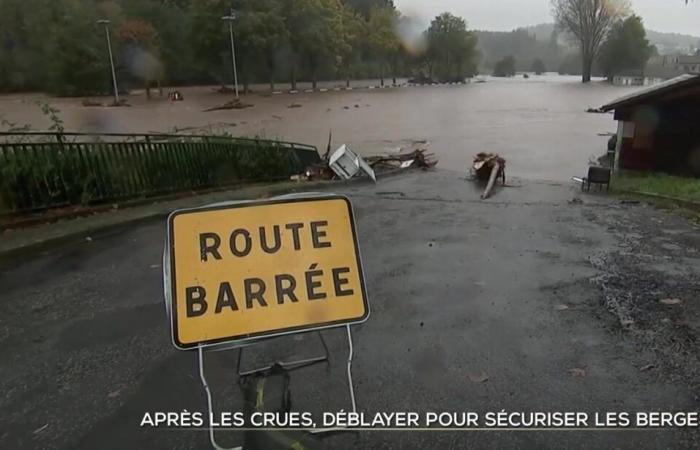 Nach Überschwemmungen räumen, um die Ufer zu sichern