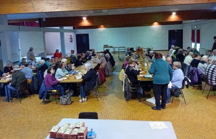 Saint-Sylvestre-sur-Lot. Unsere Ältesten schmecken den Kuchen