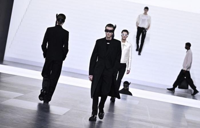 Dior Homme befasst sich mit den Archiven des berühmten Couturiers für eine sehr raffinierte Sammlung