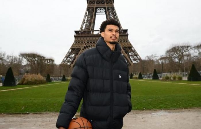 Victor Wembanyama und die Spurs machten das traditionelle Foto vor dem Eiffelturm