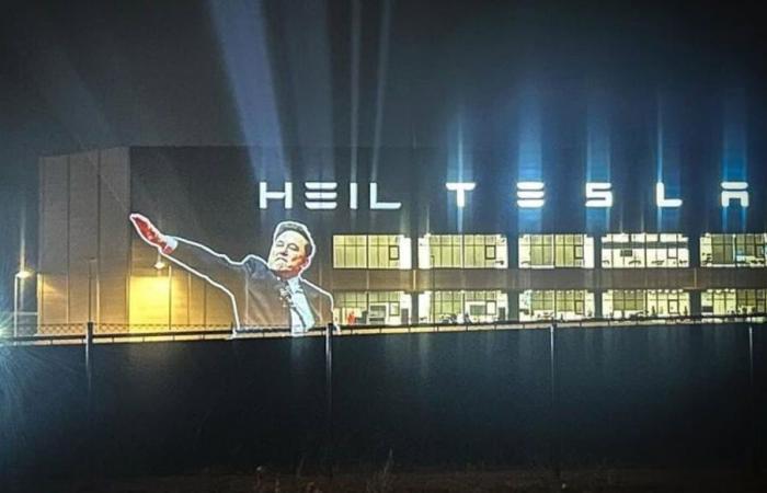 „Heil Tesla“… Musks Nazi-Gruß projiziert auf eine Tesla-Fabrik in Berlin