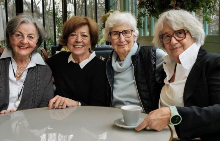 Mit 80 Jahren füllen vier Frauen ihr Leben im Mikrofon aus