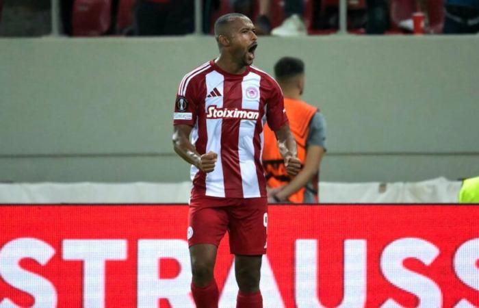 Ayoub El Kaabi markiert die Geschichte von Olympiacos in Europa