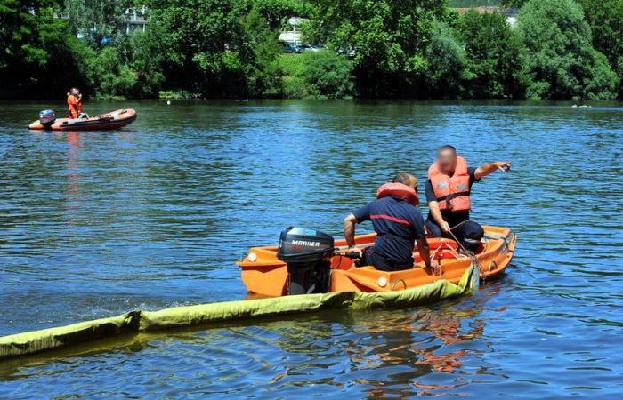 Unerklärte Verschmutzung der Garonne südlich von Toulouse, einem von Feuerwehrleuten installierten saugfähigen Damm, der installiert ist