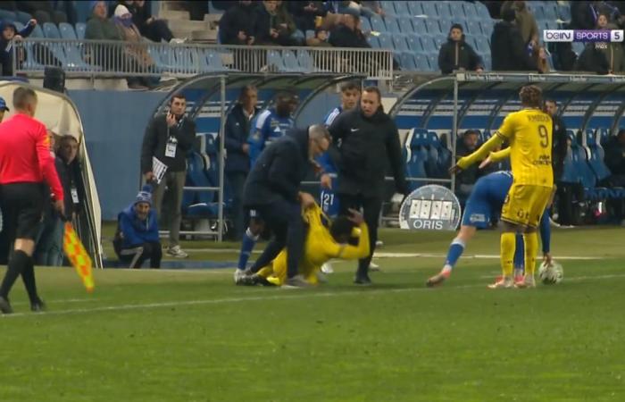 VIDEO – Der Trainer von Bastia Benoît Tavenot greift einen Pau-Spieler körperlich an und wird des Feldes verwiesen