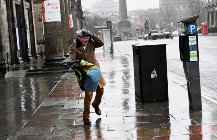 Storm éowyn trifft Irland und Großbritannien mit Rekordwinden