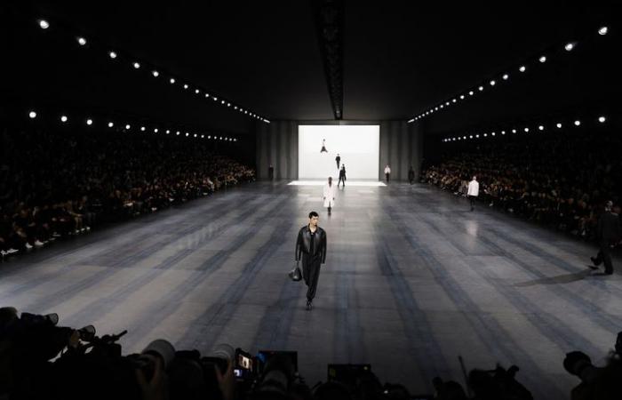 Dior Homme befasst sich mit den Archiven des berühmten Couturiers für eine sehr raffinierte Sammlung