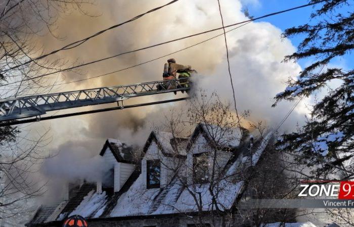 Ein großer Brand treibt in Lac-Beauport