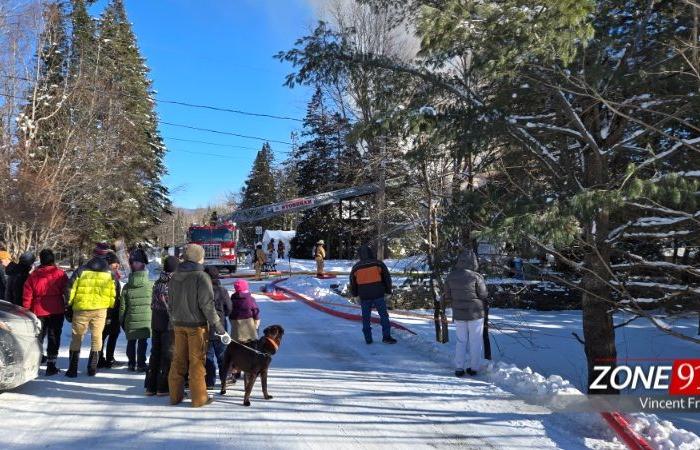 Ein großer Brand treibt in Lac-Beauport