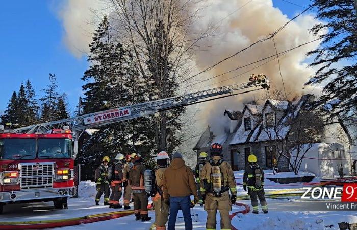 Ein großer Brand treibt in Lac-Beauport