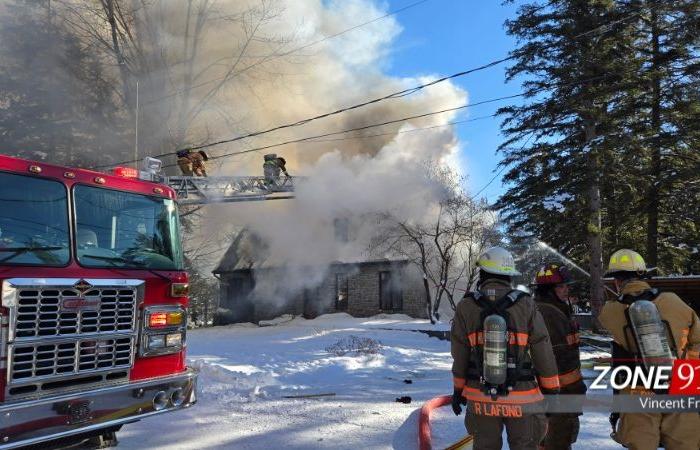 Ein großer Brand treibt in Lac-Beauport