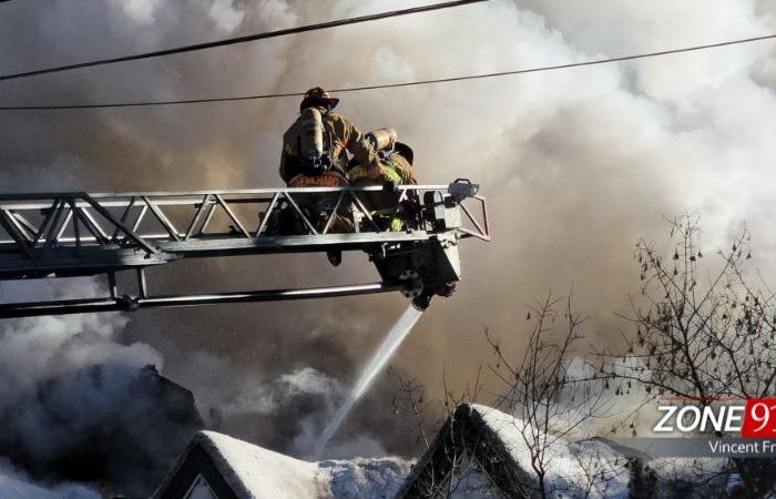 Ein großer Brand treibt in Lac-Beauport