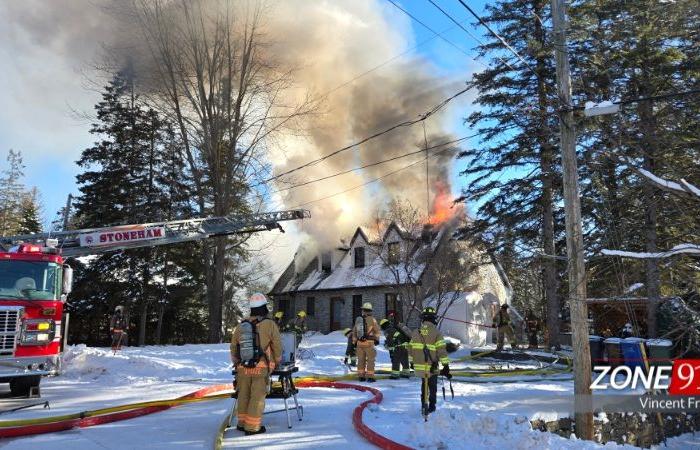 Ein großer Brand treibt in Lac-Beauport