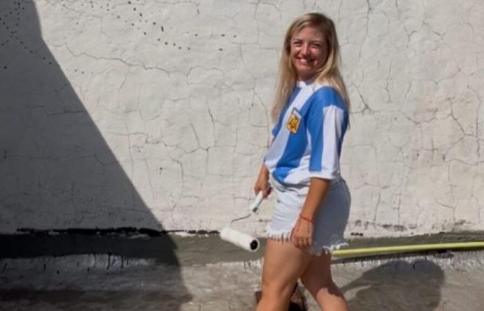 Eine Frau aus Bahia wird ein Wandgemälde im Maradona-Haus in La Paternal malen