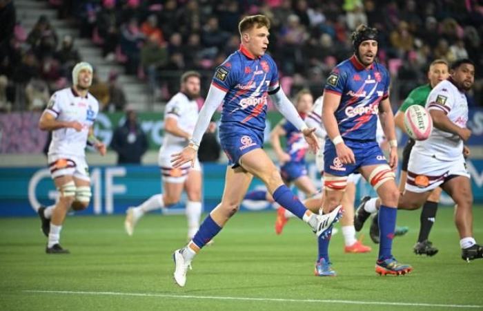 Durch einen Schlag am Kopf kommt Stade Français-Außenverteidiger Léo Barré gegen Vannes zum Einsatz