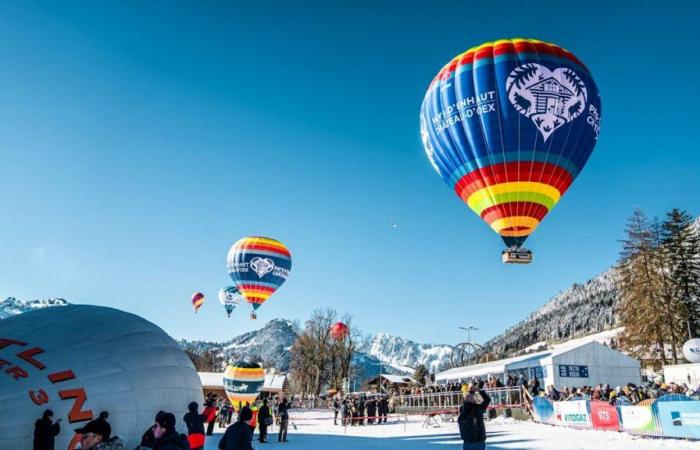 Die Ballons stiegen in den Himmel von Château-d’Oex auf