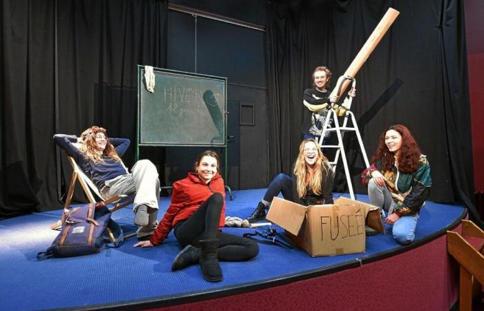 In Morlaix demonstrieren die Schauspielerinnen des Brunes-Kollektivs die Jugend mit vier Stimmen