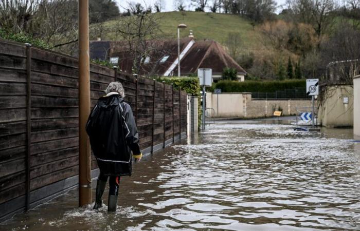 Neun Abteilungen werden auf Orangenalarm für Risiken von gewalttätigen Winden, Überschwemmungen oder Regenfluten gelegt