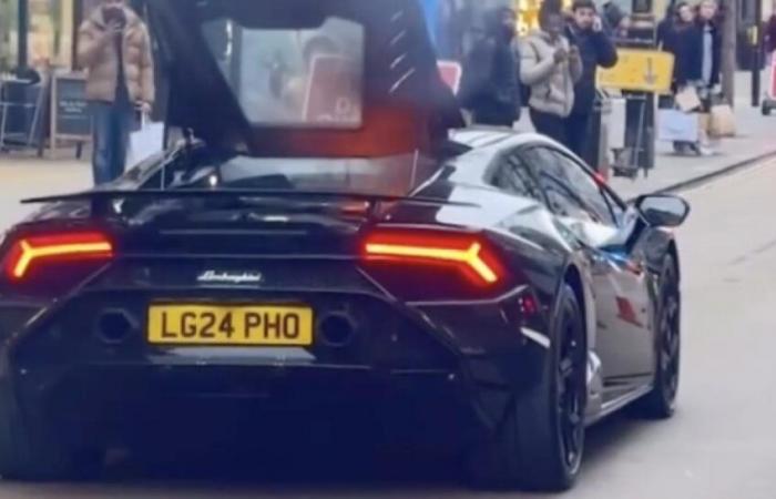 Ein Lamborghini Huracan fängt mitten auf der Straße Feuer