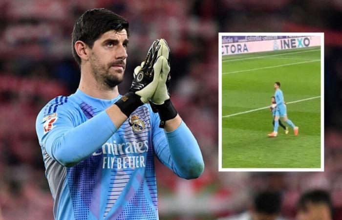 Ein Kind läuft auf dem Spielfeld in Richtung Thibaut Courtois, der Torhüter reagiert auf die bestmögliche Weise