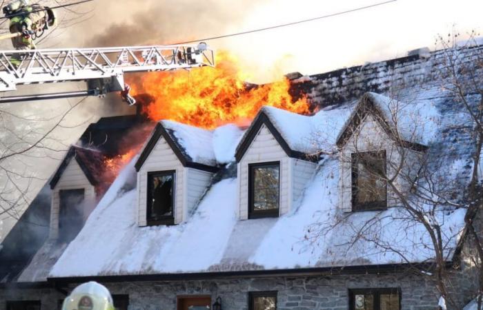 In Bildern | Hauptfeuer in einer Residenz in Lac-Beauport