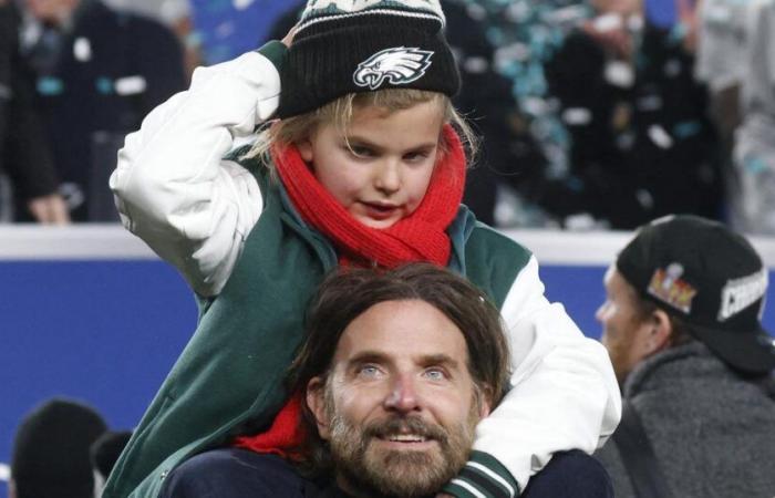 Mit passenden Accessoires besuchen Bradley Cooper und seine Tochter ein American-Football-Spiel