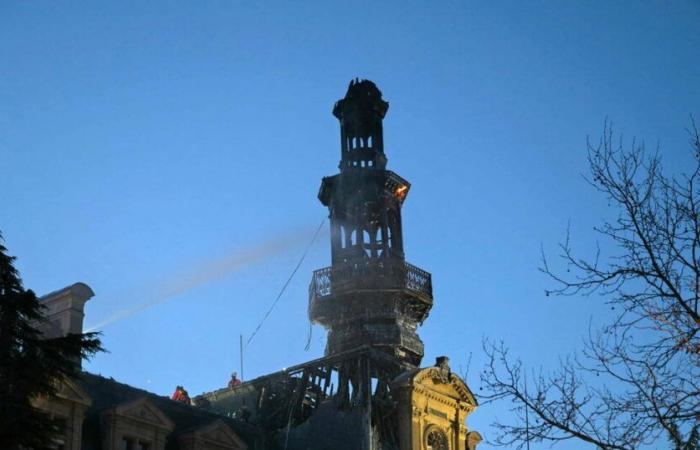 Das Rathaus des 12. Arrondissements verwüstet durch ein Feuer, das seinen Bell Tower in Flammen legte – Libération