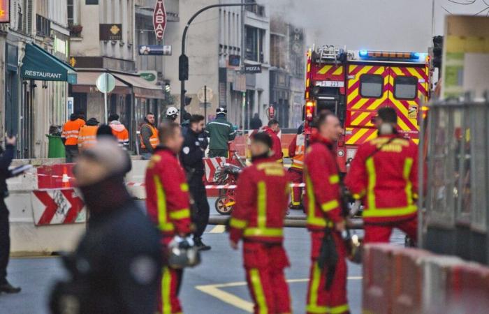 Das Rathaus des 12. Arrondissements, das von einem gewalttätigen Feuer betroffen ist, das Campanile in Flammen