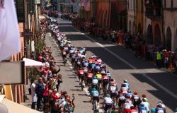Giro 2024: Drei Fahrer an der Spitze des Anstiegs, das Peloton auf der Hut direkt dahinter (live)